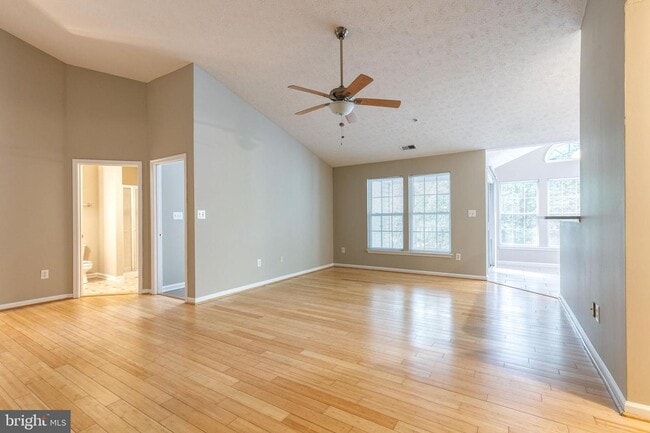 Building Photo - 2 bed 2 bath condo in sought after Piney O...