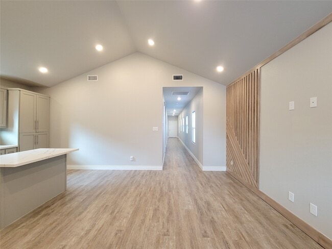 Building Photo - 216 W Live Oak St