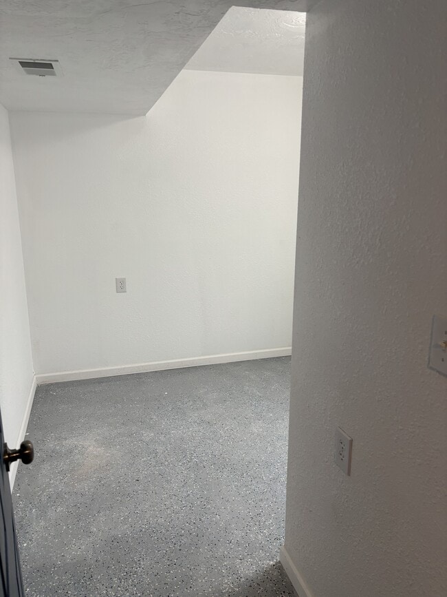 Building Photo - 901 E 800 N