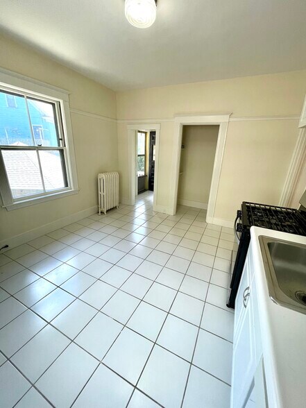 Building Photo - 81 College Ave