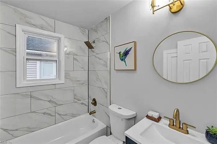 Building Photo - 901 Lasser Dr