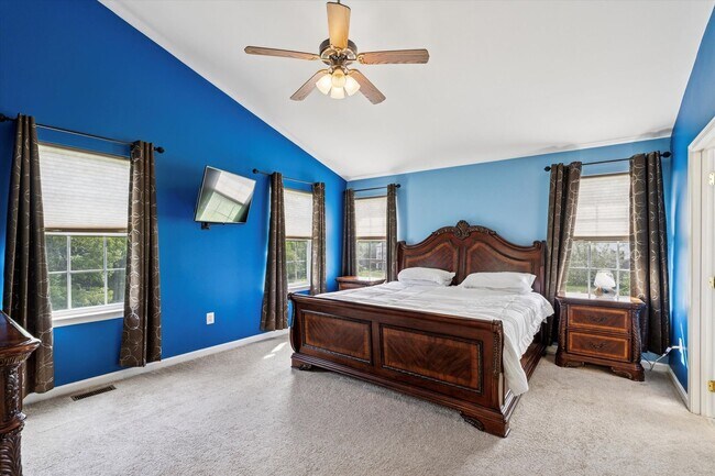 Building Photo - 3B/2.5B End Unit Townhome in Penns Manor A...