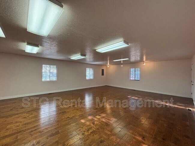 Building Photo - 75 E 800 S