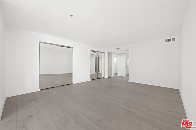 Building Photo - 10660 Wilshire Blvd