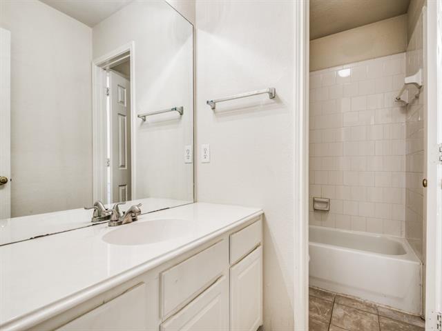 Building Photo - 2337 Ravenhurst Dr
