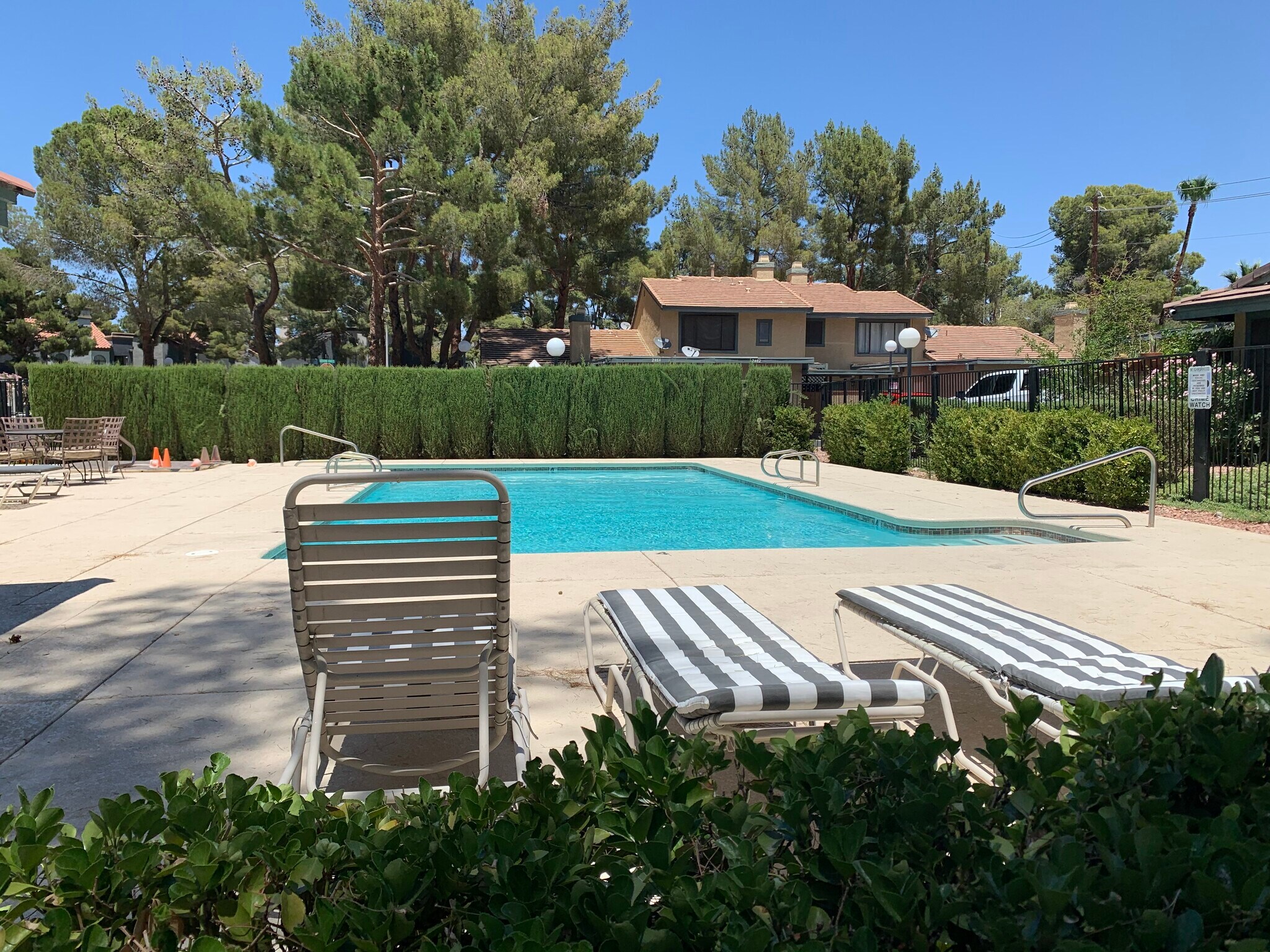 Building Photo - 2448 Pickwick Dr