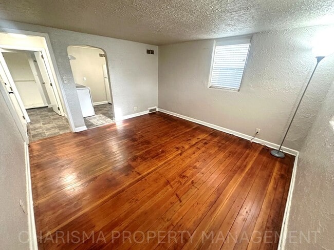 Building Photo - 917 Plex
