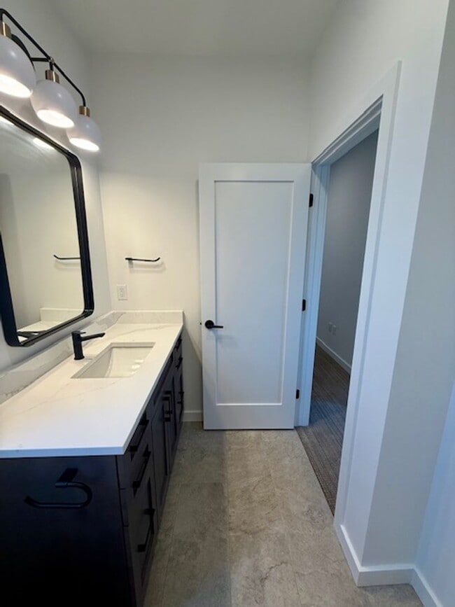 Building Photo - Single Family HOME with 3 Bedrooms 2 1/2 Bathrooms - Where Mountains meet you at upscale living!