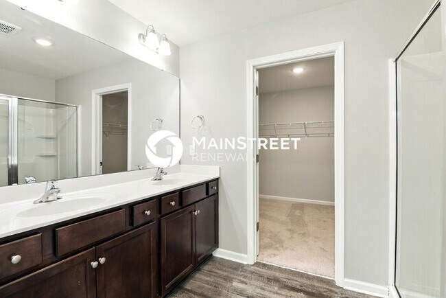 Building Photo - 4 Bedroom Pet-Friendly Home in Charlotte, NC with Main Street Renewal