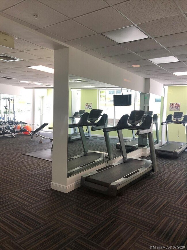 Building Photo - 1750 N Bayshore Dr