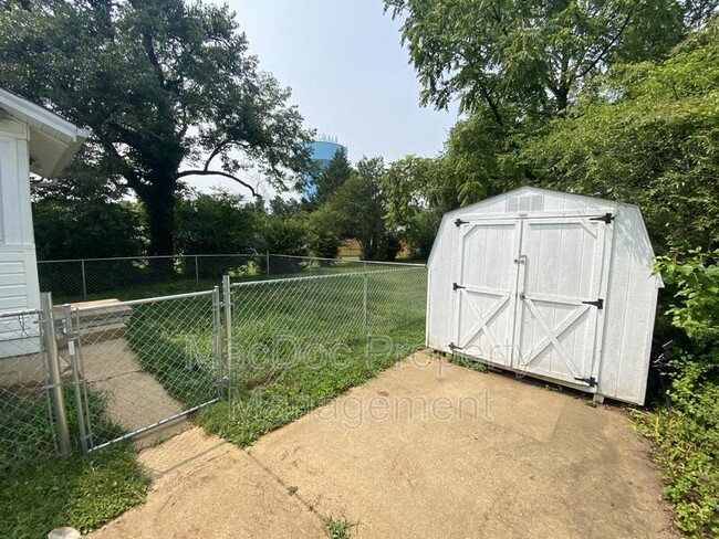 Building Photo - 119 Gibson St