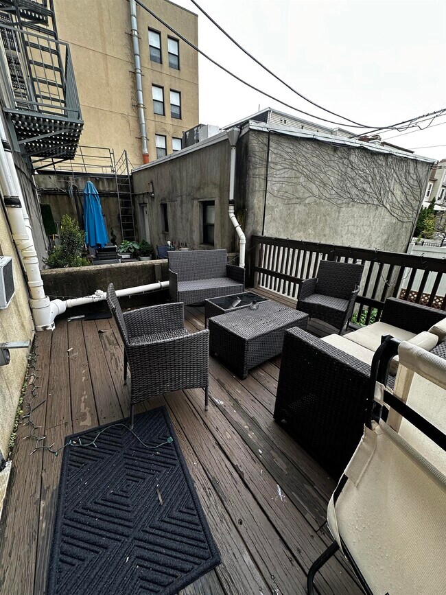 Building Photo - 407 1st St