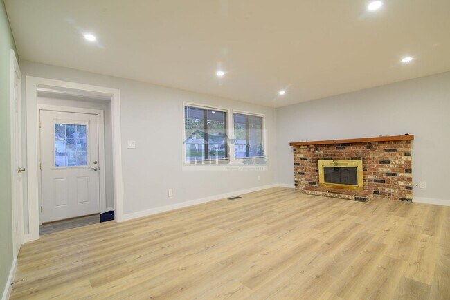 Building Photo - BRAND NEW 5 bed House in UP School District!