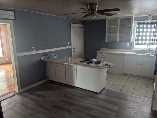Building Photo - 3 Bed 1 Bath with Large Yard, Workshop, and Laundry Hookups