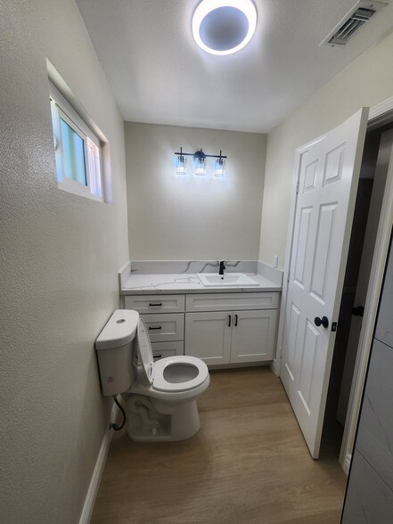 Building Photo - 14104 Hillcrest Dr