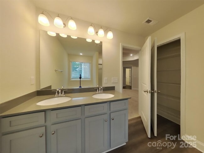 Building Photo - 139 Queenshall Rd