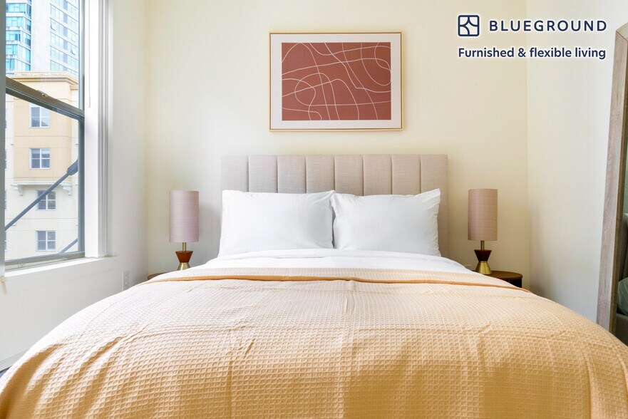 Building Photo - 11000 NE 10th St