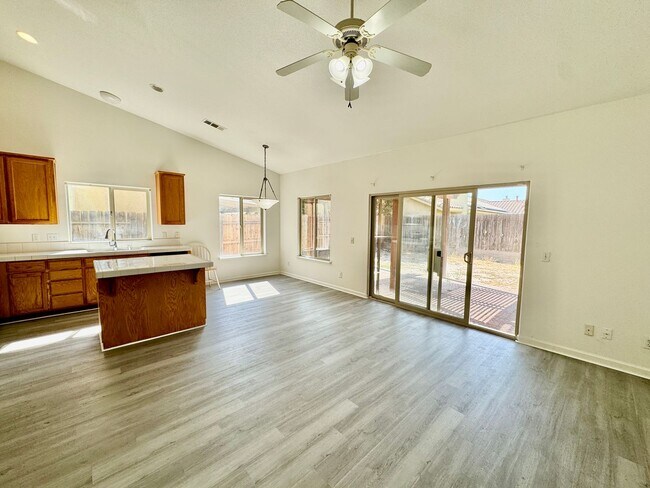Building Photo - 528 Burgundy St