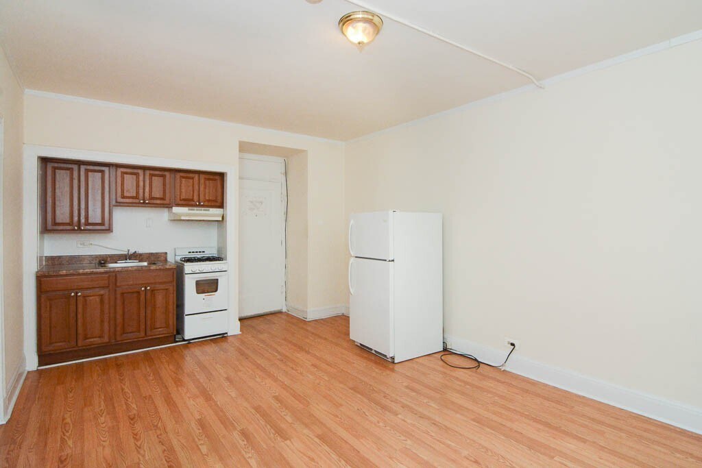 Building Photo - 3335 W Diversey Ave