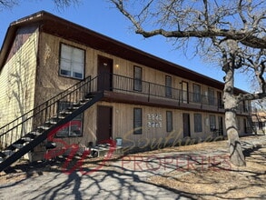 Building Photo - Move in Ready 2 bedroom 1 bath apartment -...