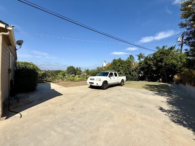 Building Photo - Country Charmer w/ Views Galore!
