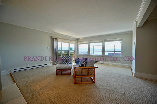 Building Photo - Top Floor, Corner Unit Condo with Panorami...