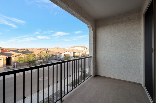 Building Photo - Like New Luxurious Modern 3 Bedroom 2 Bath Townhome in Warner Meadows