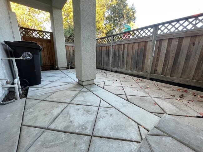 Building Photo - Beautifully Updated 3BD/2.5BA Townhouse in...