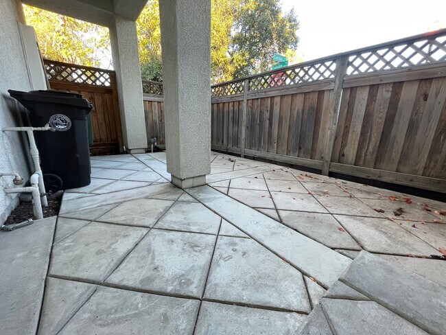 Building Photo - Beautifully Updated 3BD/2.5BA Townhouse in Citrus Heights!