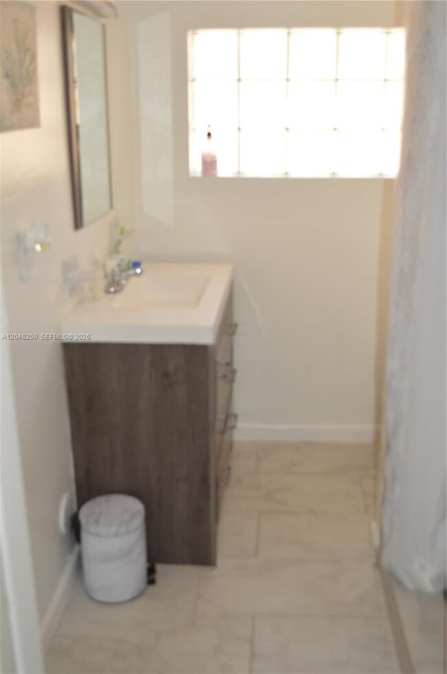 Building Photo - 225 NE 171st Terrace