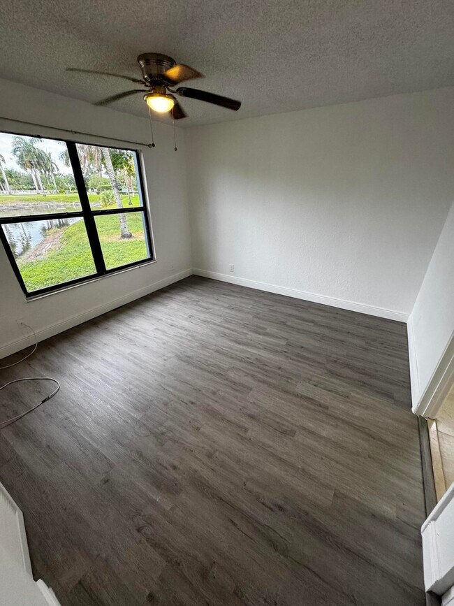 Building Photo - 1525 Lake Crystal Dr