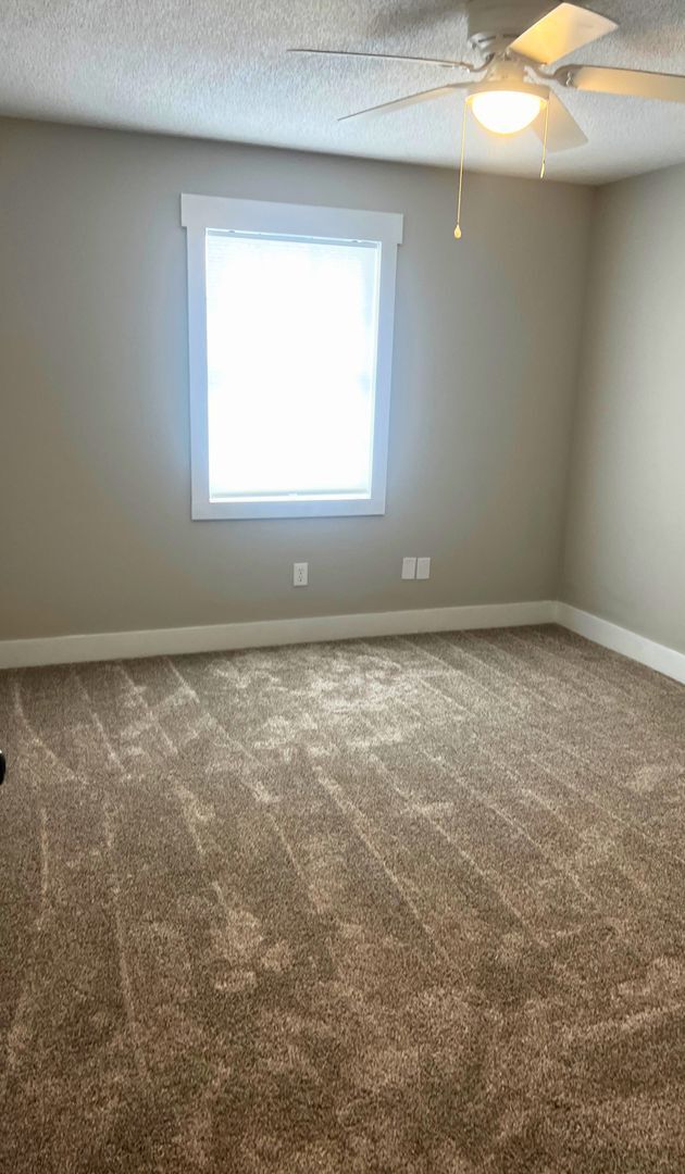 Building Photo - Spacious 4 Bedroom Home with Flex Room & S...