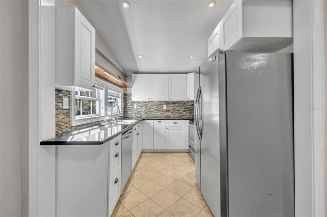 Building Photo - 1027 N Hampton Ave