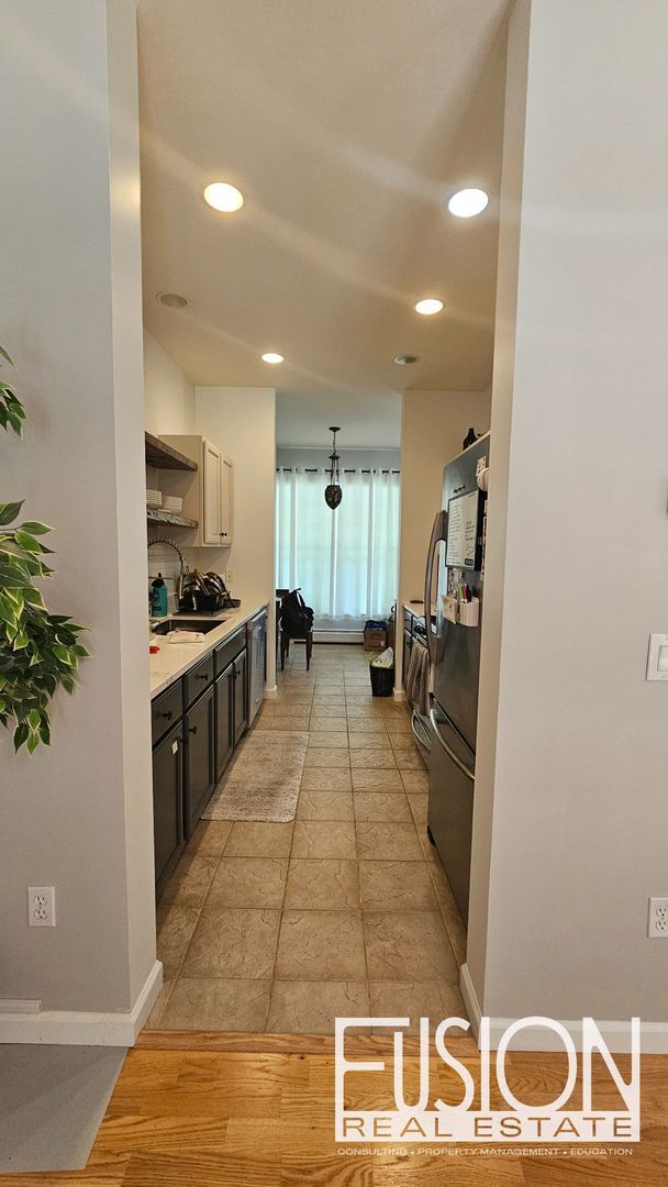 Building Photo - Bright, Modern 3 Bedroom Townhouse in Essex Junction!