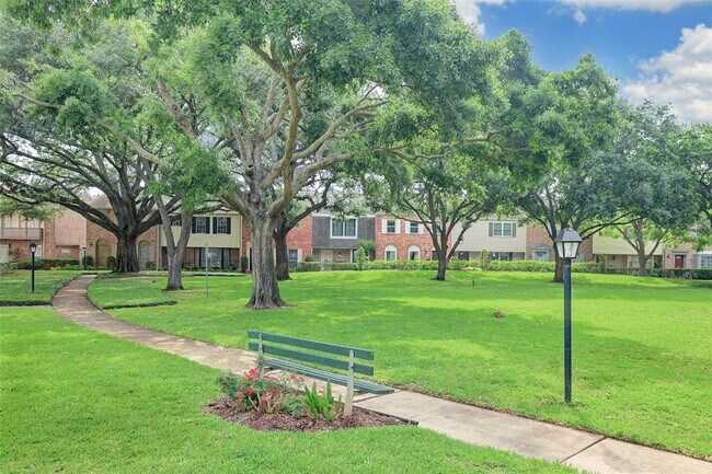 Building Photo - 6326 Chevy Chase Dr