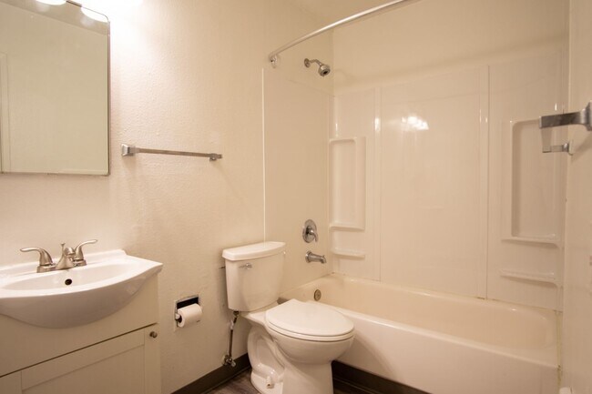 Building Photo - Nicely Renovated One Bedroom Near OHSU Available Now!