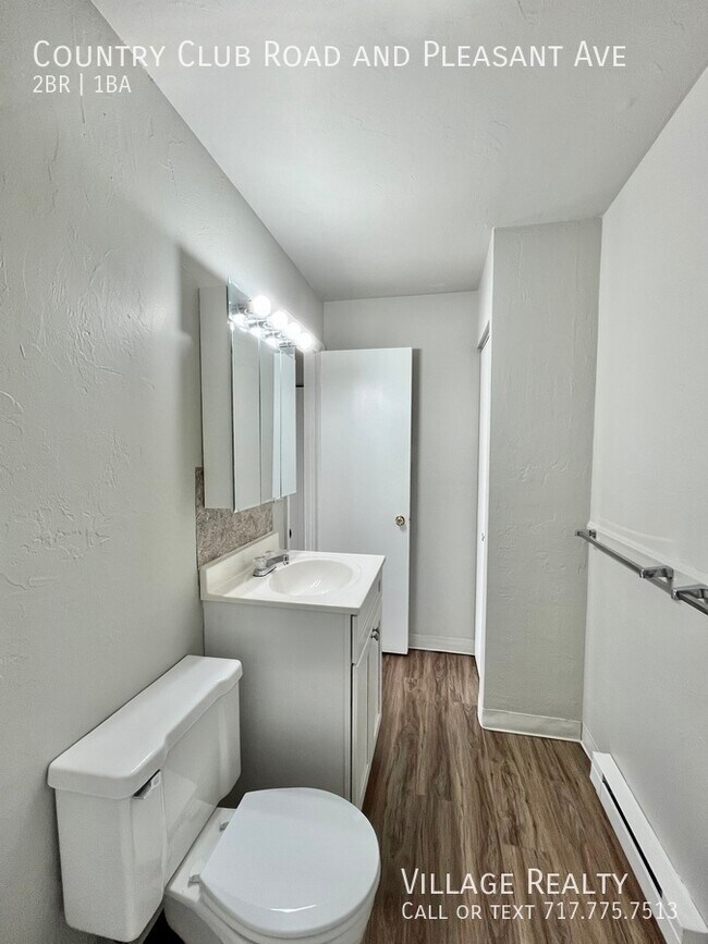 Building Photo - 605 Country Club Rd