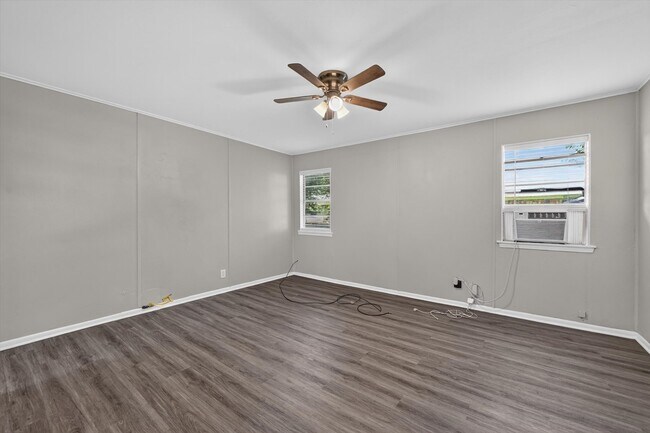 Building Photo - 208 D St
