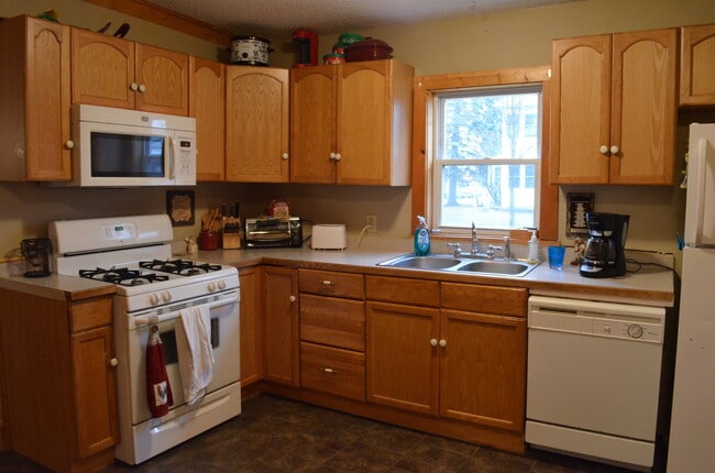 Building Photo - 3 Bedrooms, 2 Bathrooms Single Family Home in Brainerd, MN w/1 car garage