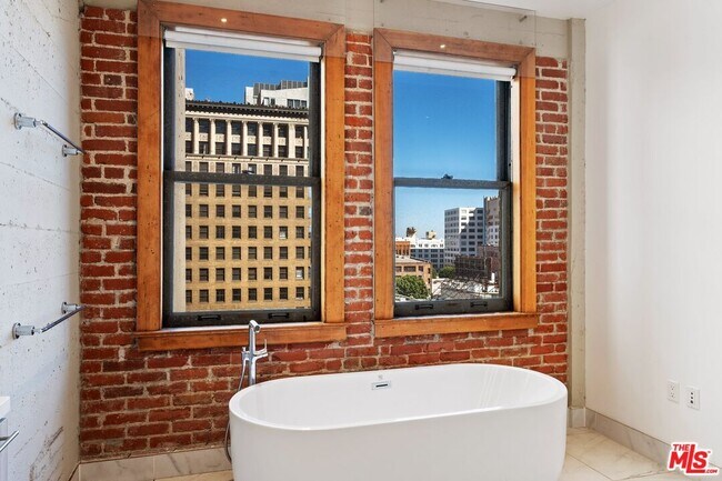 Building Photo - 808 S Broadway
