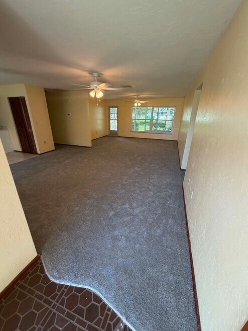 Building Photo - 2658 Lakeshore Cir