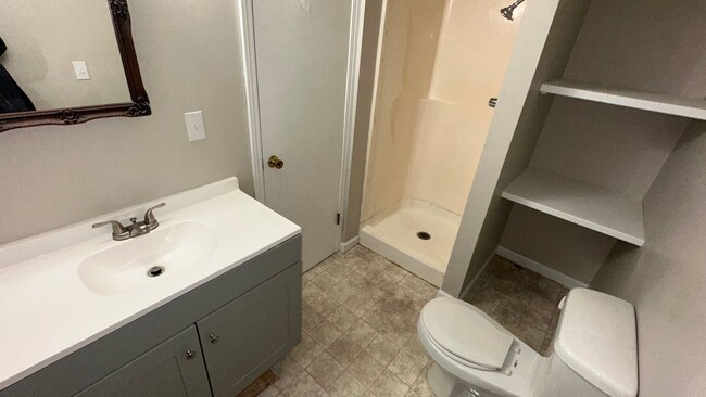 Building Photo - $1195 - 3 bed 2 bath - Apartment located i...