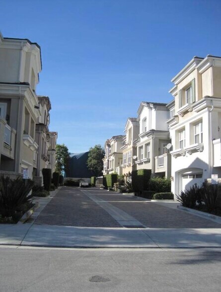 Building Photo - 7821 Daisy Cir