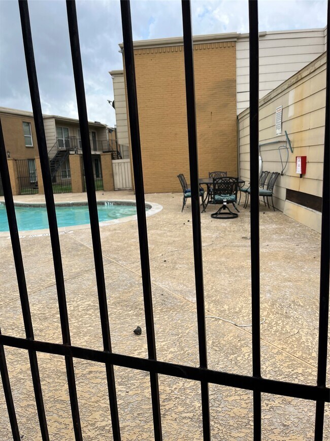 Building Photo - 8100 Creekbend Dr