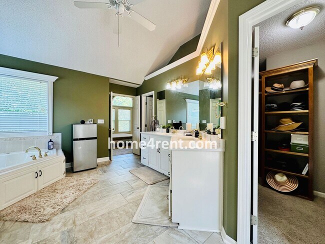 Building Photo - Beautiful Four Bedroom Home in a Quiet Neighborhood w/ an Updated Kitchen, Wood Floors, and a Fin...