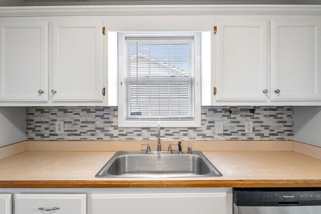 Building Photo - 339 Pioneer Dr