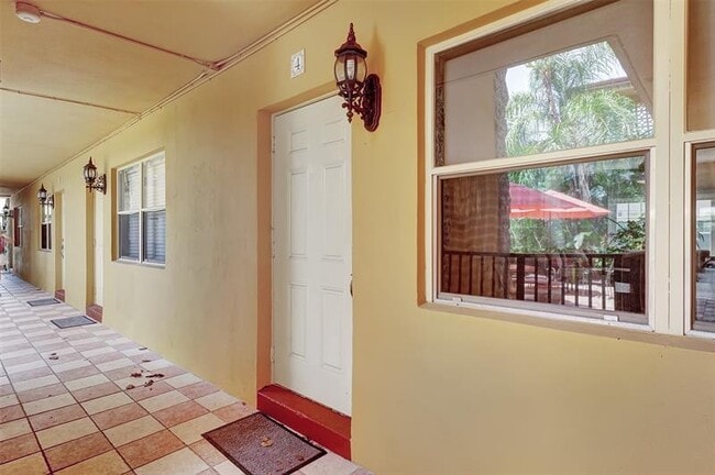 Building Photo - 744 NE 14th Ave