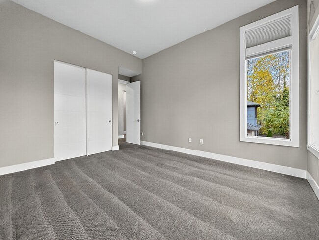 Building Photo - 2821 Garden Ave N