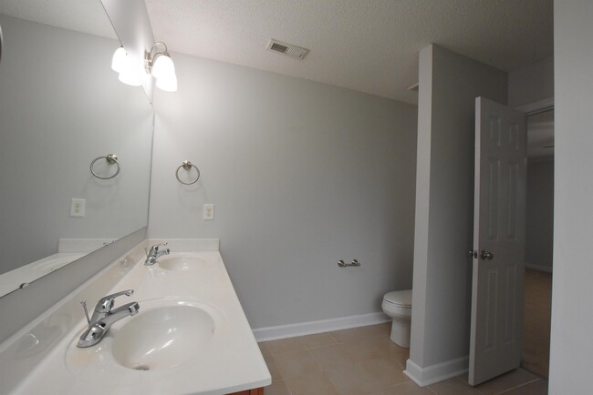 Building Photo - 730 Northview Dr