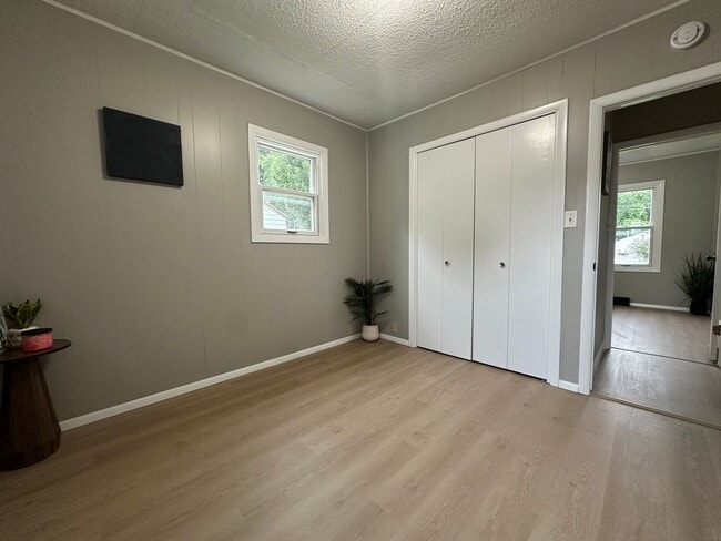 Building Photo - Renovated 2 bed, 1 bath home for rent in W...